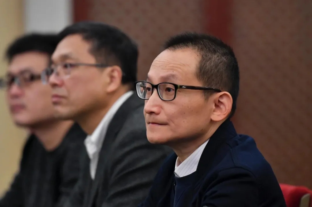 (《小舍得》原著作者鲁引弓,图片来源于视觉中国)这部