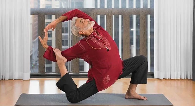 80岁还在授课的瑜伽大师倒立只用头膜拜了