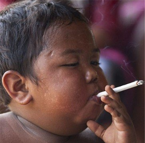 2岁小男孩一天抽40根烟如今10年过去了他变成了这副模样