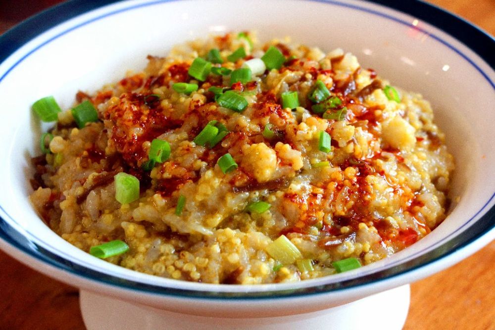 来到这里你必点一份"炒酸粥"看着糯香的酸米上覆盖着扎蒙蒙花由不住厚