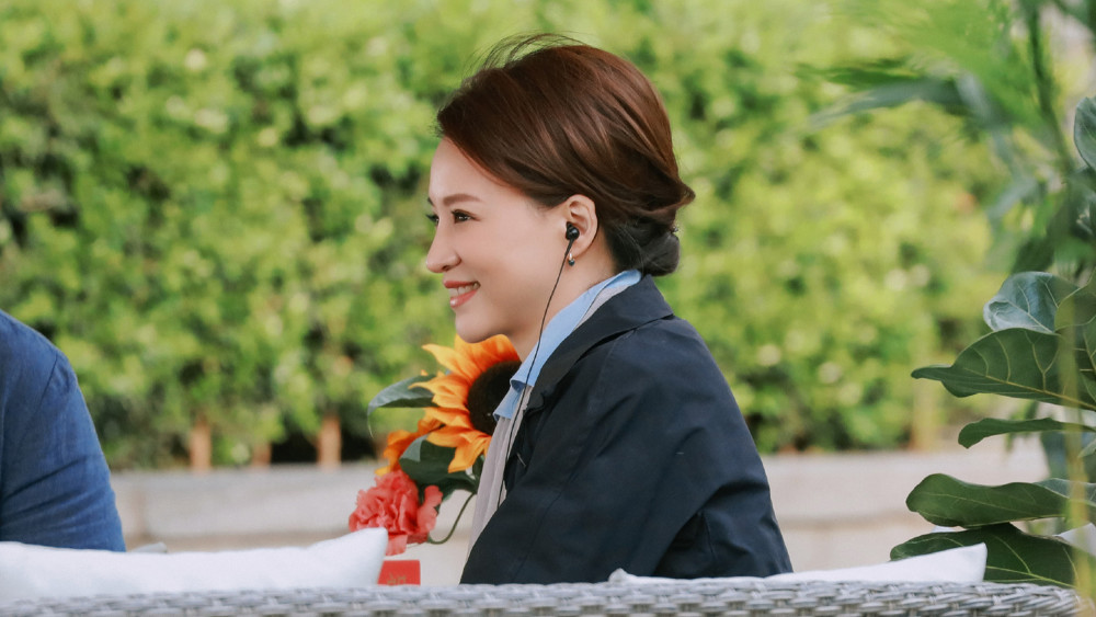 董卿罕见跳新疆舞穿风衣配丝巾优雅知性盘发造型气质好高贵