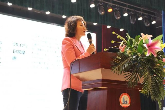 讲座由颜蓉律师主讲,中学部全体同学参加了此次讲座.