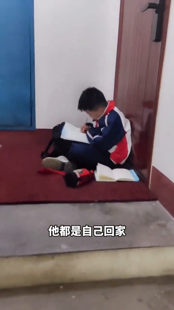 女子加班回家遇儿子坐门口写作业自责又心疼反获儿子安慰