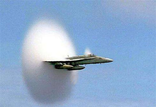 914航班事件:消失35年重现机场乘客容颜不老,时空隧道真存在?