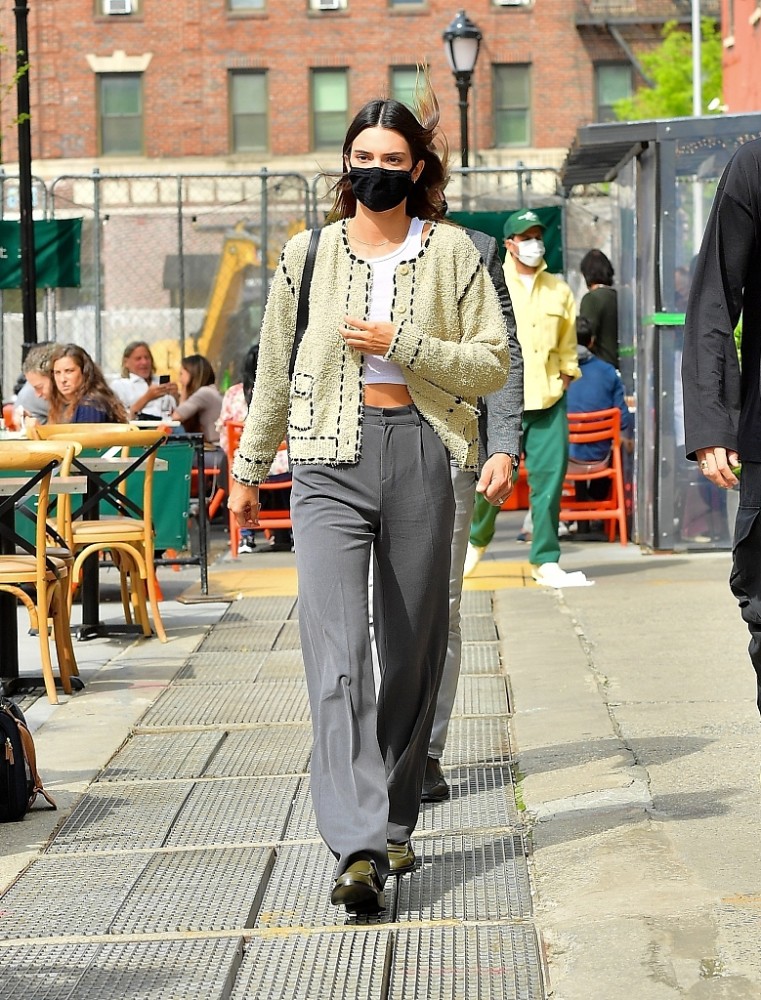 肯达尔詹娜街拍粗呢开衫腋下包阔腿西裤乐福鞋潇洒酷范儿