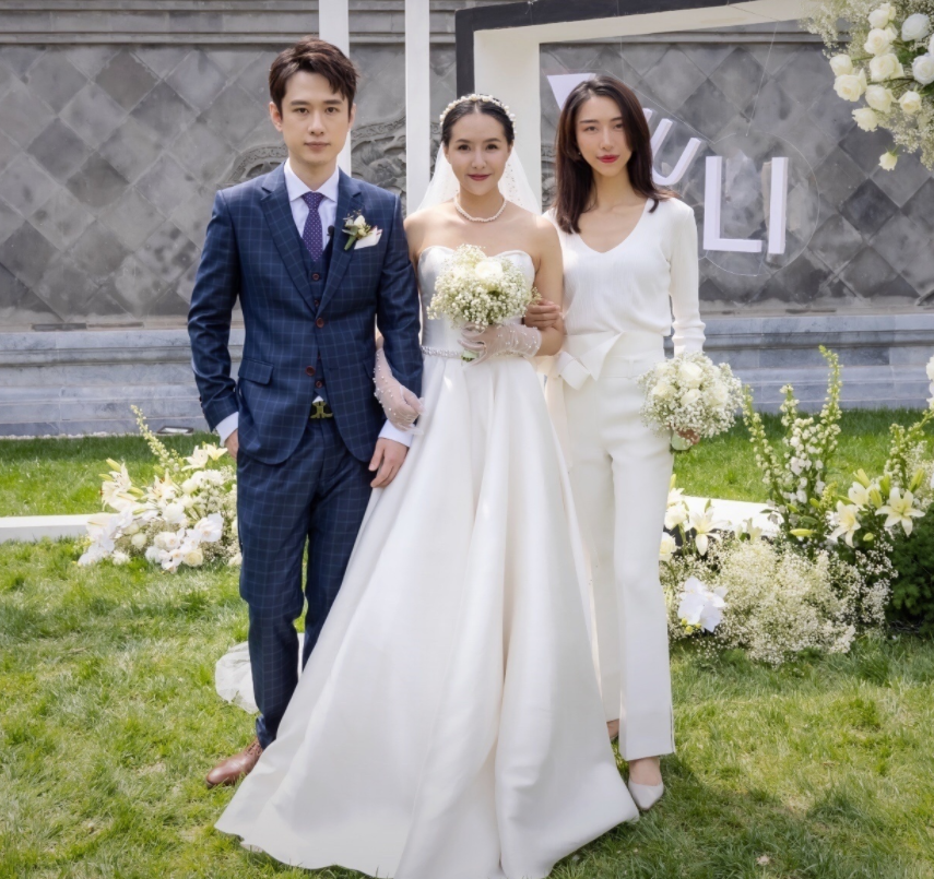 喻佳丽婚礼现场照曝光李斯丹妮缺席11届快女重聚爷青回