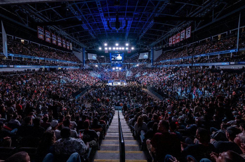 今天的比赛可谓万众瞩目,光是比赛现场就涌入近15000人观战,这也是自