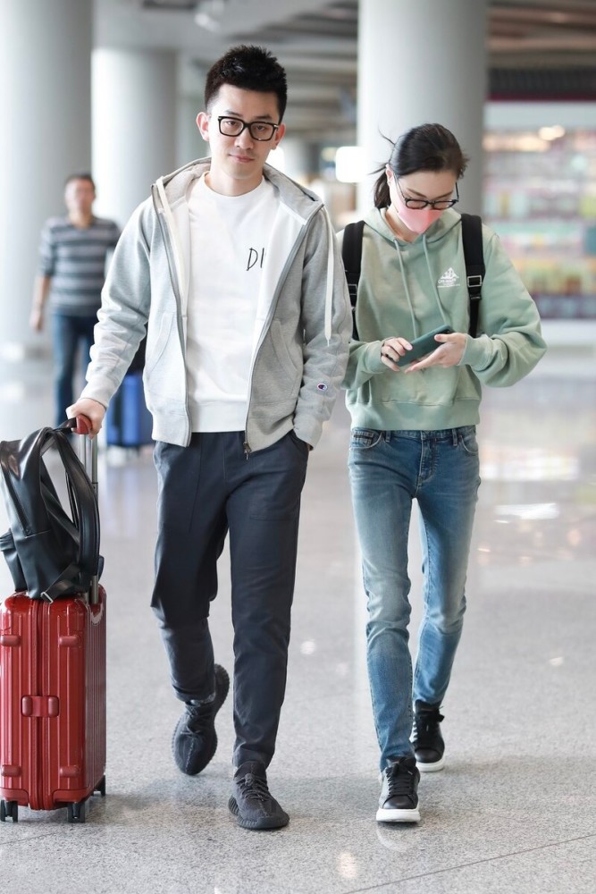 吴敏霞和丈夫恩爱露面打造情侣装风格167的身高穿出大长腿