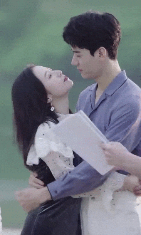 龚俊在张雨绮婚纱广告里当过群演