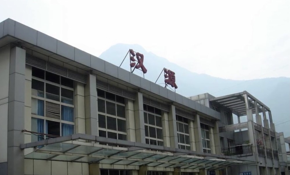 之后是汉源站,在汉源站站西侧,奔腾的大渡河滔滔向前,在离车站不到2