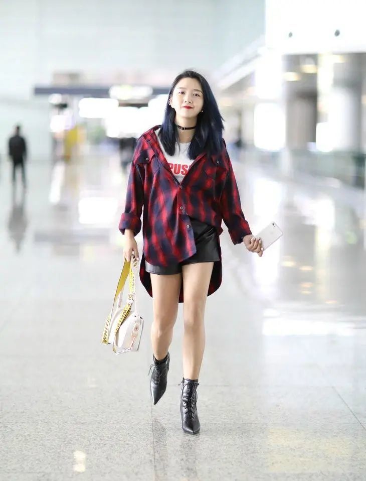 瘦了的何洁美到认不出,格子衬衫搭超短皮裤,被"女团腿"迷住了