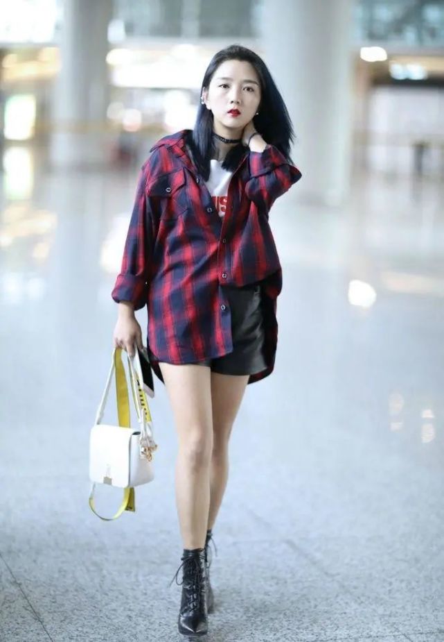 瘦了的何洁美到认不出格子衬衫搭超短皮裤被女团腿迷住了