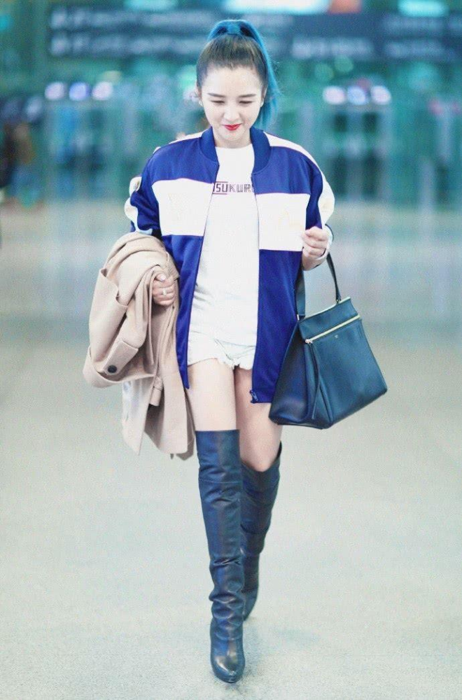 瘦了的何洁美到认不出,格子衬衫搭超短皮裤,被"女团腿"迷住了