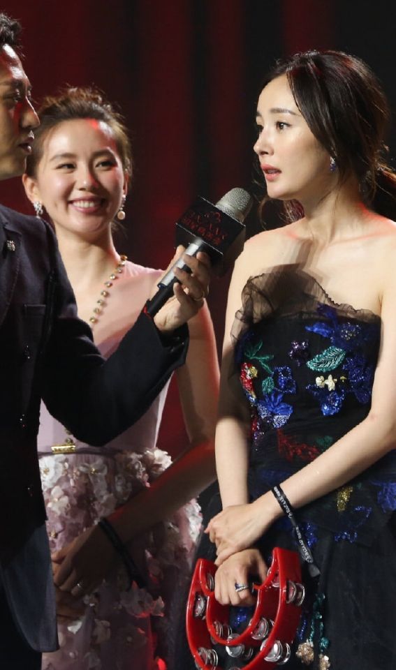 刘诗诗探班杨幂亲密挽肩热聊不断,《仙剑三》播出12年雪见龙葵重聚引