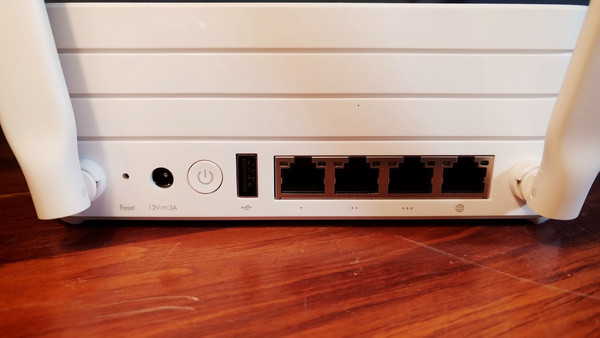 全新小米路由器背面从左到右分别是复位孔(reset),电源接头(12v 3a)