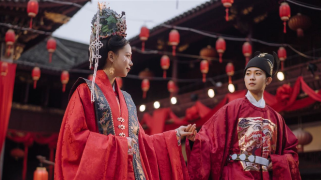 女子汉服婚礼美梦成真200万粉丝送祝福