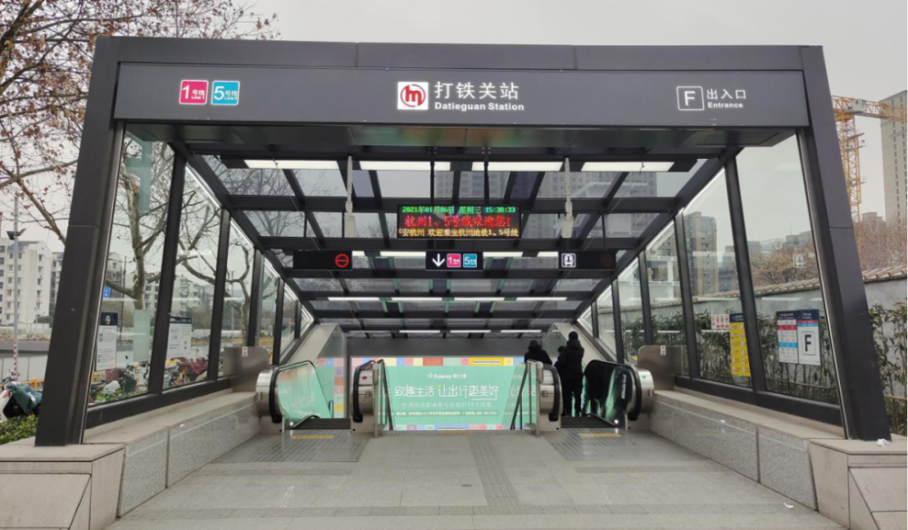 备塘河下,沿东新路及备塘河南北向布置,并与已建1号线打铁关站t型换乘