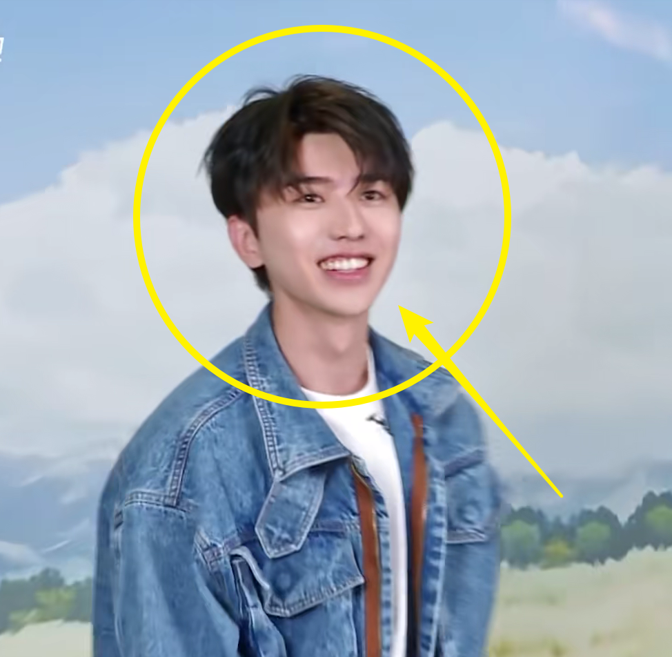 《跑男9》蔡徐坤不玩游戏坐在地上,得知背后原因,怪不得这么红