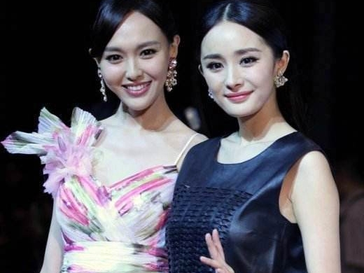 刘诗诗探班杨幂二人搂肩关系亲密闺蜜唐嫣却已经没有联系