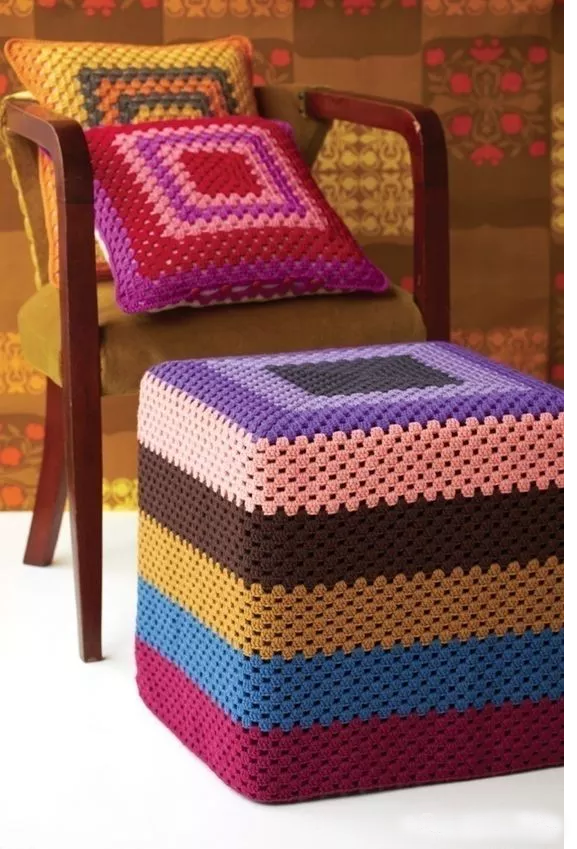 家里的旧凳子留着用来改造吧自己钩几张全家人都适用附教程