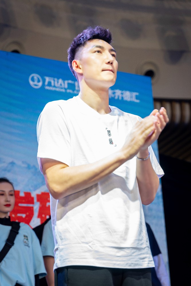 可兰白克回家t台首秀 为家乡棉花代言