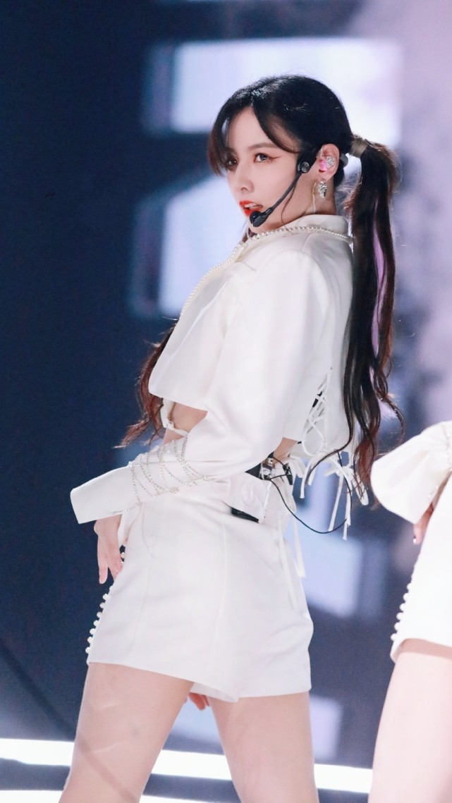 刘些宁原本以为她是骨架大,谁知道本人真的是有点儿肉乎乎的,穿上了露