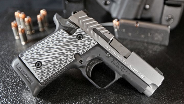 911的重量仅为12.6盎司,高度为2.7英寸,枪管总长度为5.5英寸.