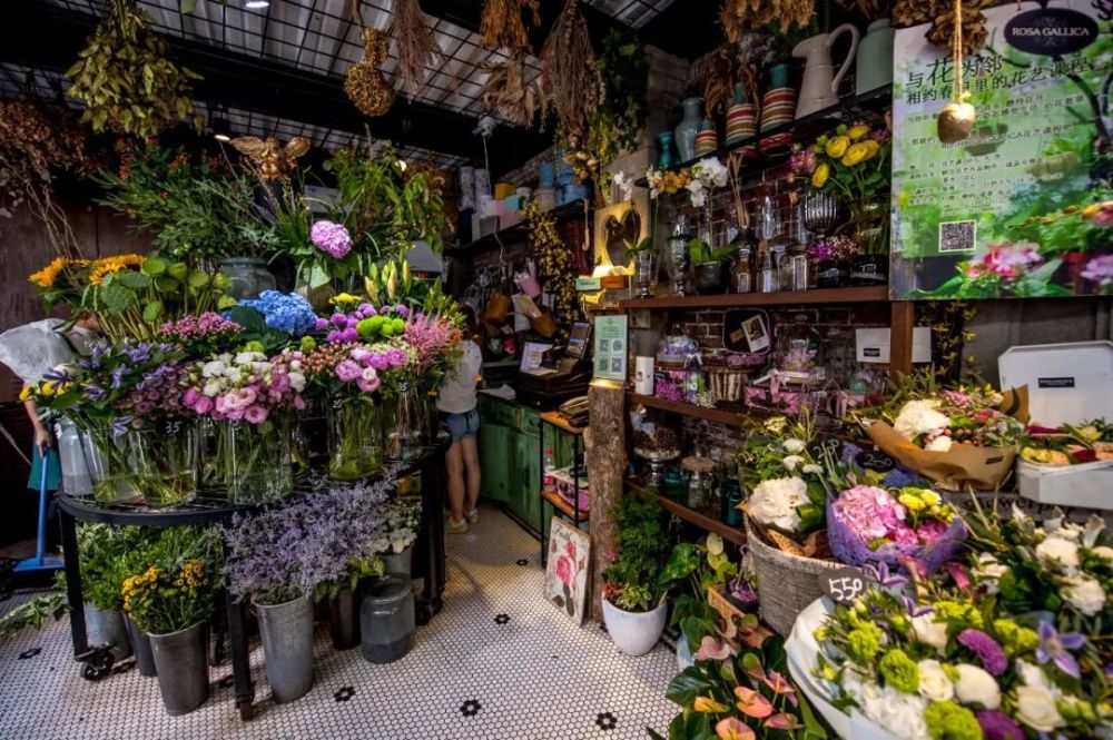 花店一家接一家倒下这家花店却如日中天老板原来做了这件事