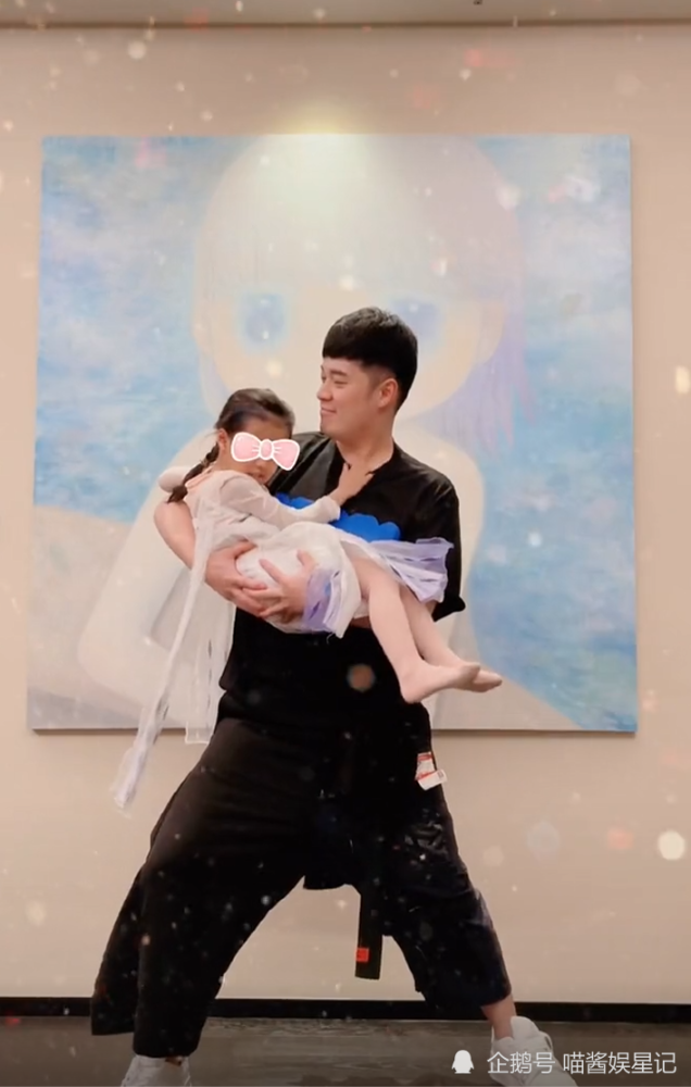 女儿奴实锤陈赫与安安对视几秒钟忍不住亲吻其额头超级宠爱