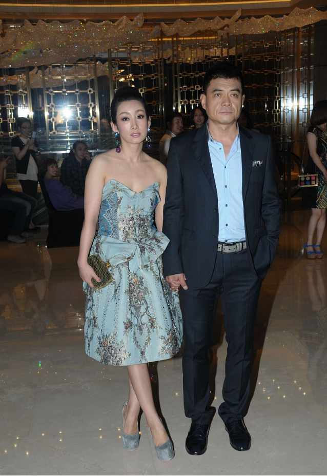 秦海璐一看就很幸福无修图看着挺水嫩的配上抹胸裙不像中年人