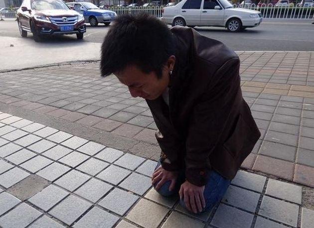 离婚三年回老家看爸妈进门看见熟悉的身影我跪地道歉