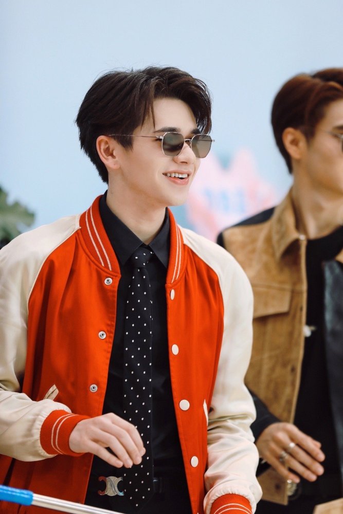 正如庆怜曾经所说的"因为你们我不是配角,对待自己