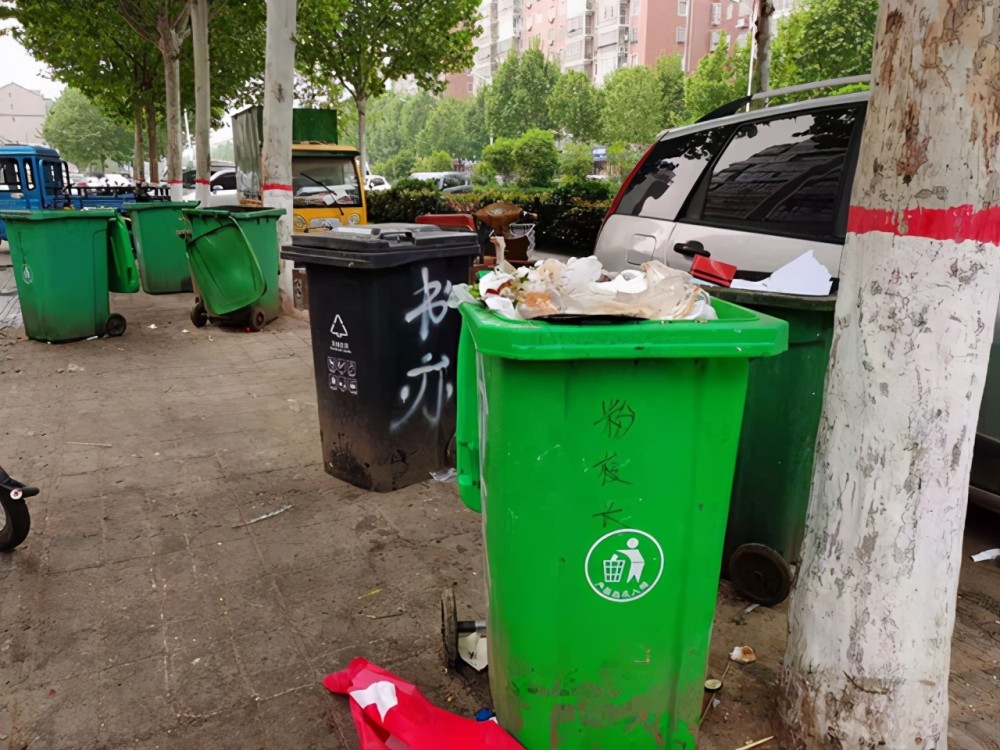 中牟这个地方的垃圾桶太小了装不下垃圾网友可借鉴杭州经验