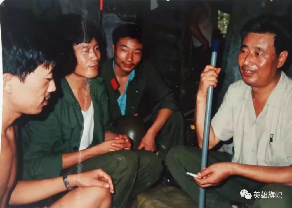 1985年8月,魏丕强(左二)陪同副军长佟宝存到步兵第597团第2营指挥所与