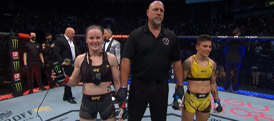 舍甫琴科冠军卫冕战,安德拉德小体型意图复刻抱摔罗斯的战术