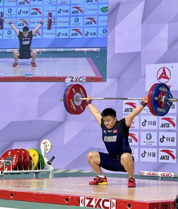 举重亚锦赛中国选手包揽女子87公斤级冠亚军杨哲抓举破世界纪录