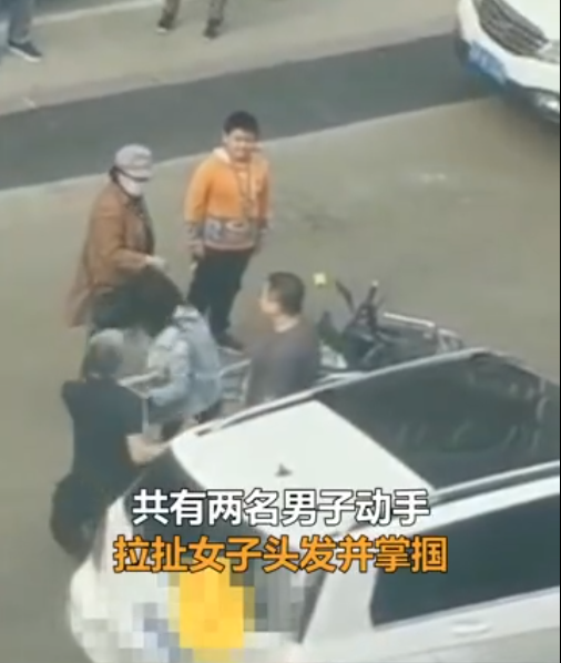 沈阳奔驰男掌掴电动车女子 警方通报 奔驰车两男子道歉并赔偿 腾讯新闻