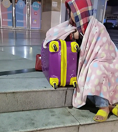 深圳:年轻女子拖行李箱流浪,睡大街面色憔悴,衣服一个月没换了