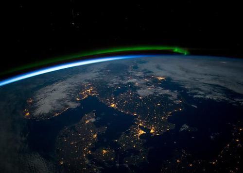 这两颗星球被砸的坑坑洼洼就像母鸡保护小鸡真的是地球的福星啊