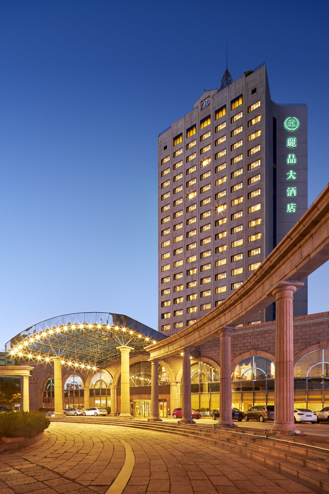 自诞生之初即以五星级酒店标准建设的丽晶大酒店,于1996年7月8日,被