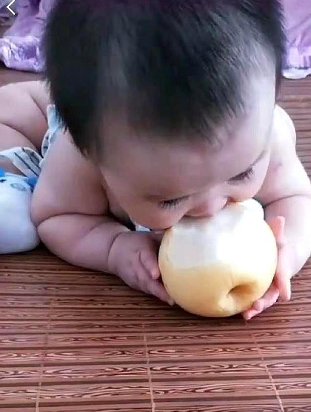 萌娃在吃雪梨可这梨比宝宝脸还大网友可以分我一半吗
