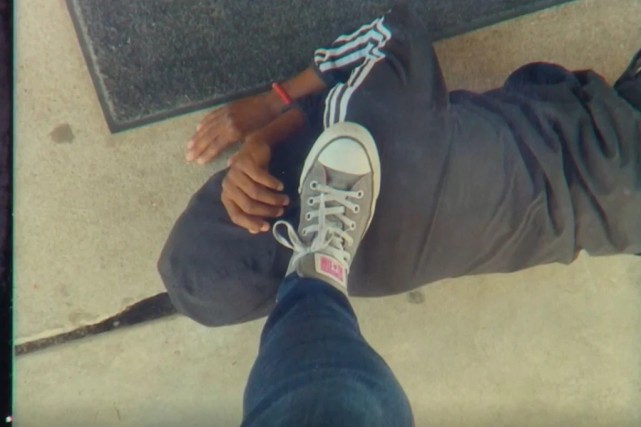 美国白人老师脚踩黑人学生脖子,还拍照转发