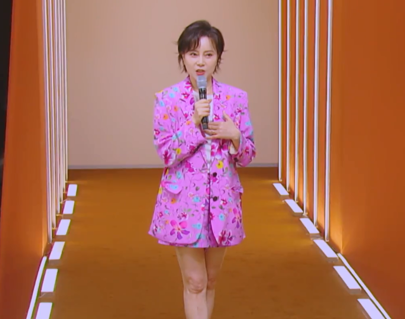 宋妈妈晓晓今年已经55岁,是一个普通的家庭主妇,生过三个孩子,1米67的