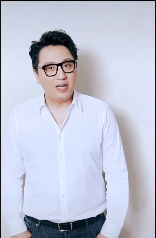 40岁浙江台一哥华少近照曝光胖到扣不上领口啤酒肚更抢眼