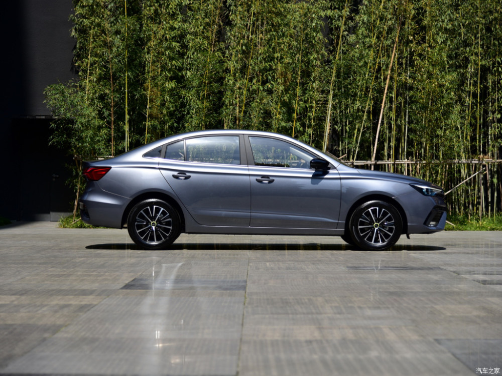 年轻化的升级设计新款荣威i5已上市