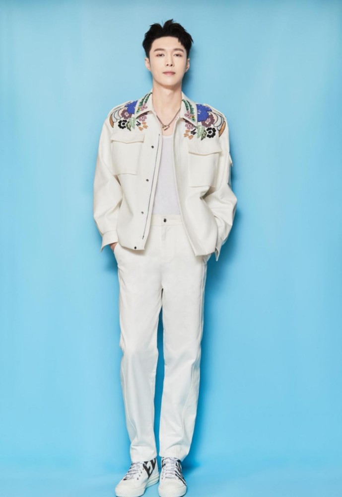 张艺兴身材可真好啊穿格纹外套看着肩好宽哪个女生不想靠一靠