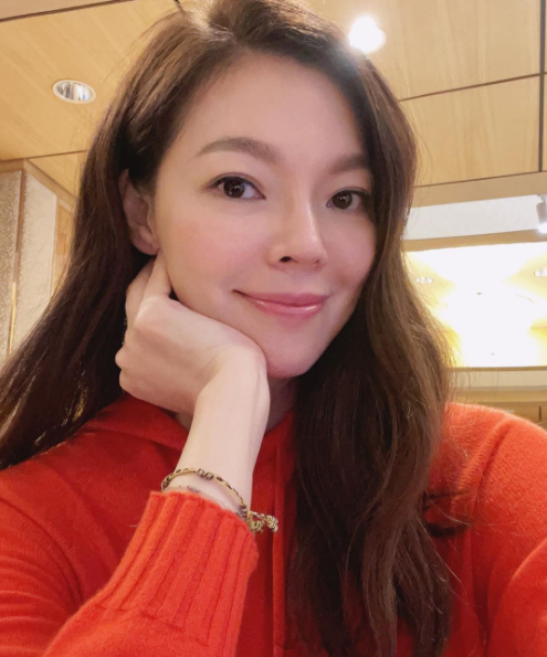 郭台铭的第一任妻子林淑如家里很有钱,宛如俗套电视剧,富家千金与穷