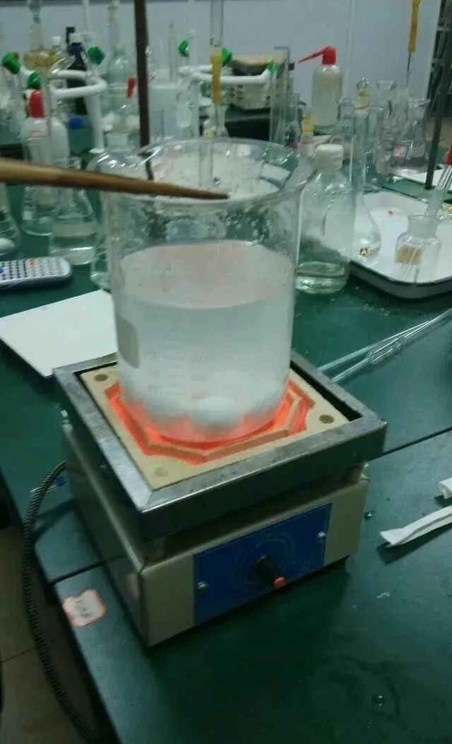 有同学用烧杯煮汤圆,汤圆在热水中浮沉,一点点膨胀,似乎疲惫在美食的