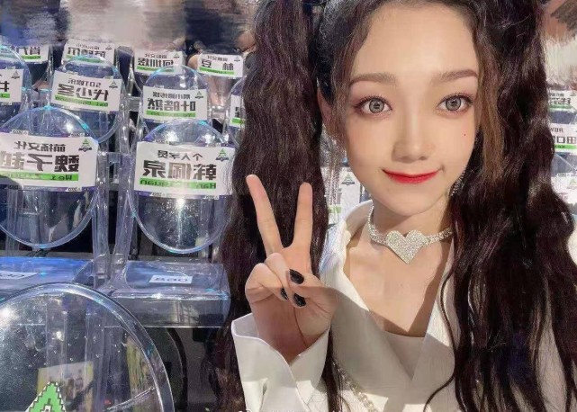 创造营收官韩美娟发文我也是被王嘉尔搂过的人了