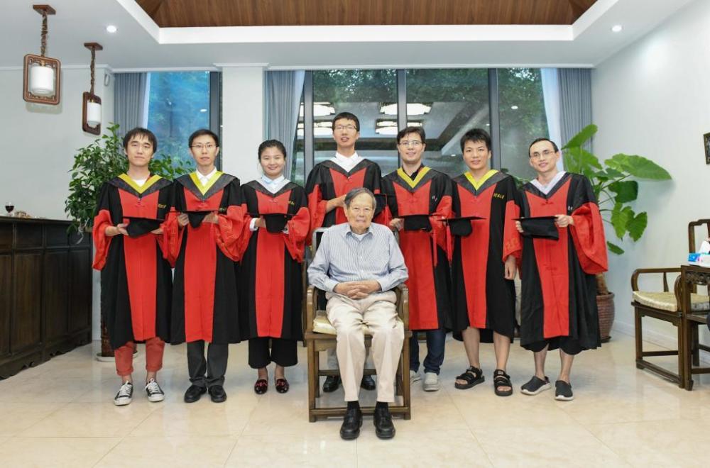 99岁杨振宁寄语青年学子要清楚方向选对方向